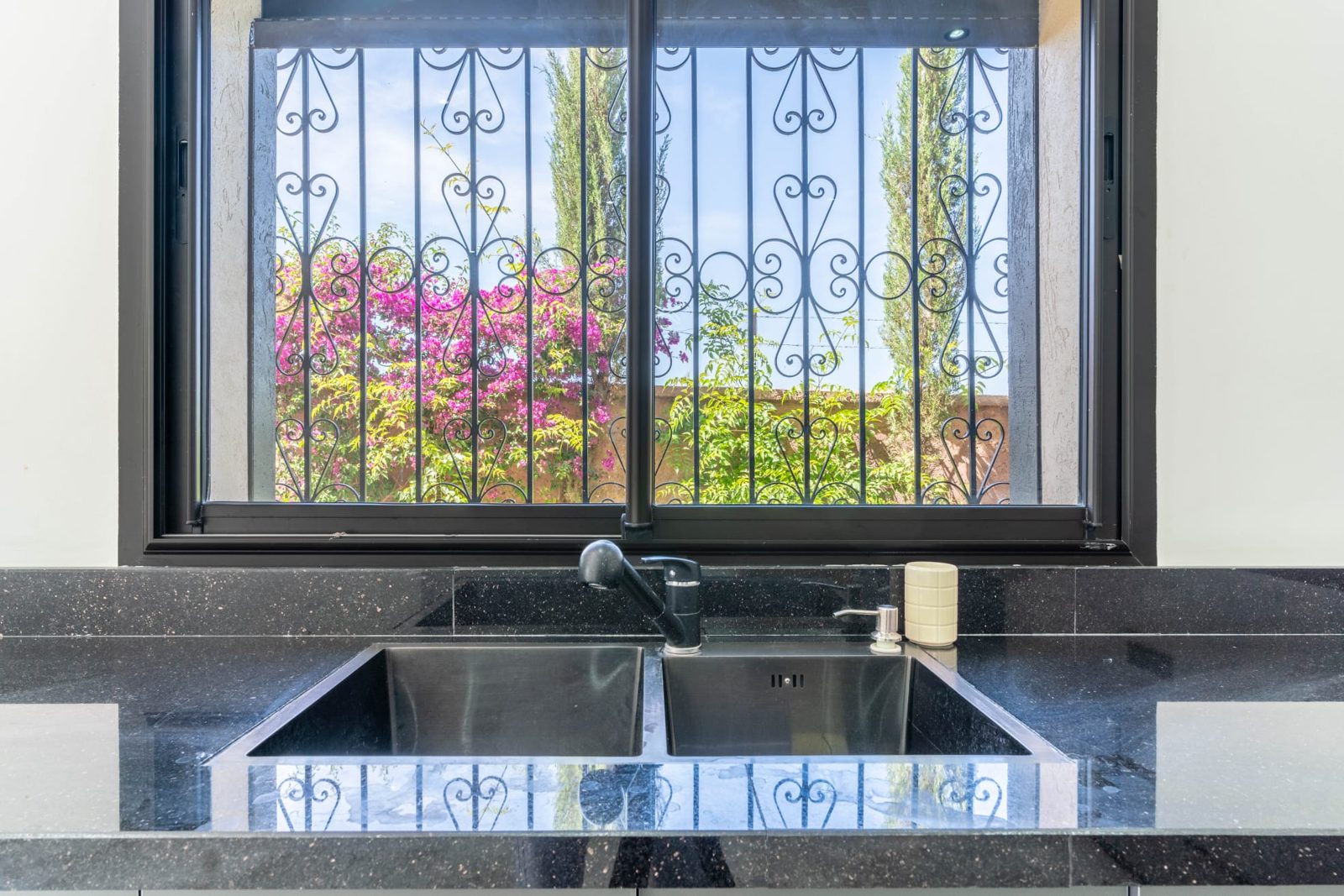 Wastafel met uitzicht op de tuin — Villa Sakinah Marrakech