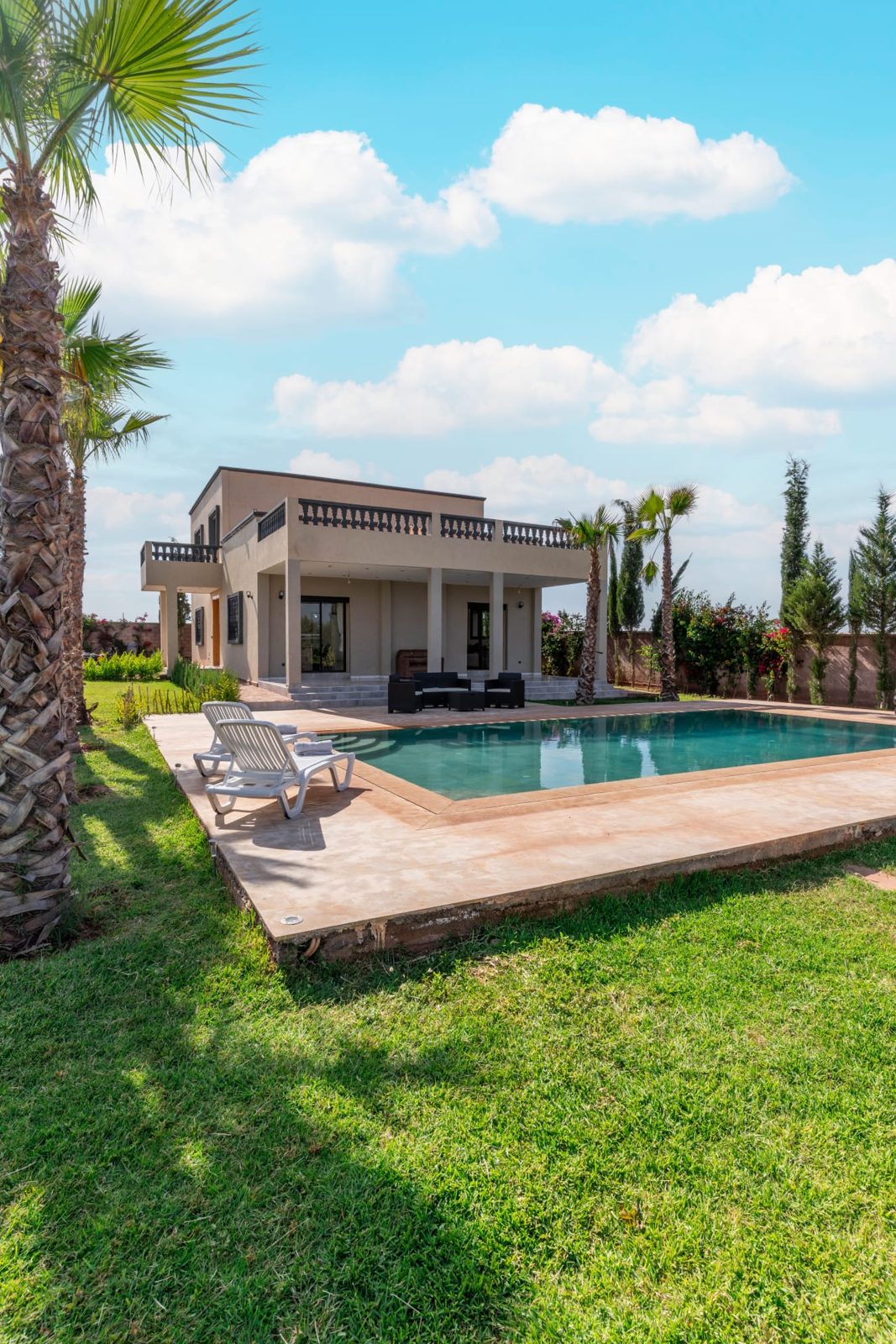 Villa met zwembad en groene tuin — Villa Sakinah Marrakech