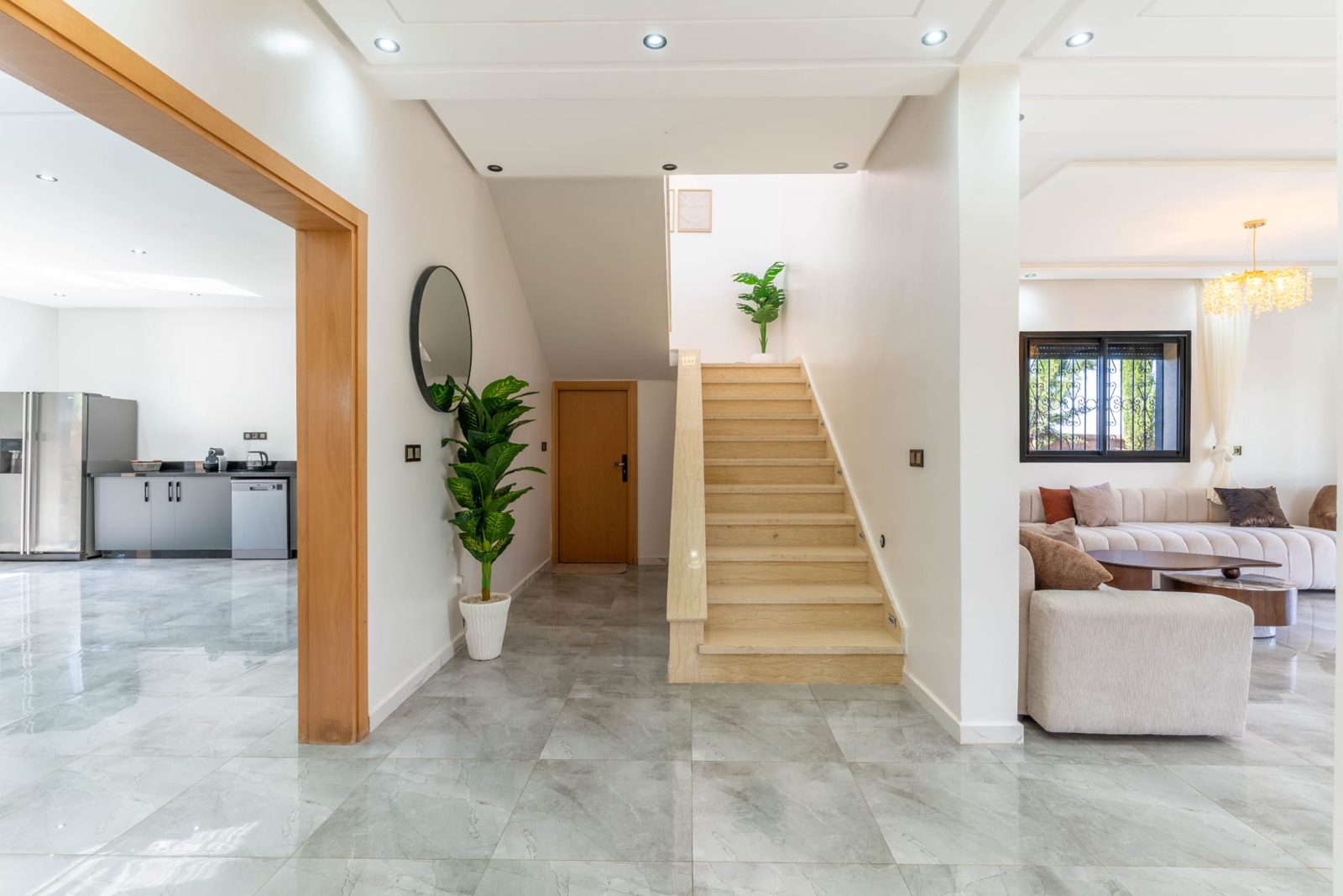 Open keuken met trap naar de eerste verdieping — Villa Sakinah Marrakech