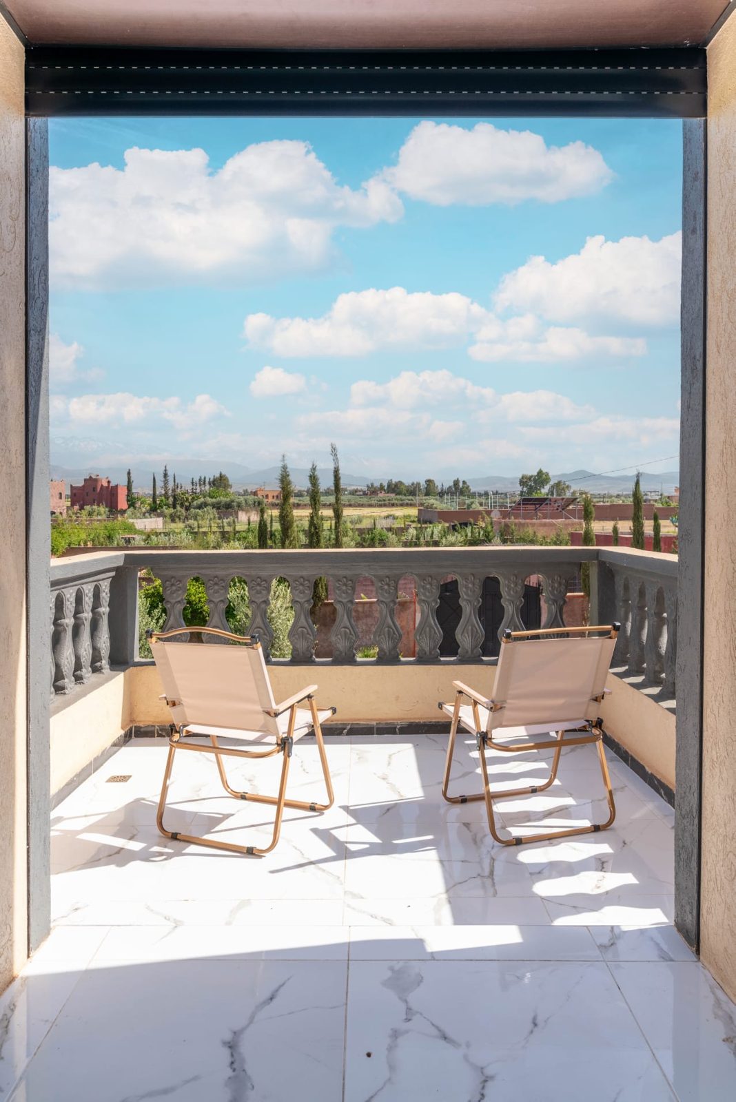 Balkon met zithoek en uitzicht — Villa Sakinah Marrakech