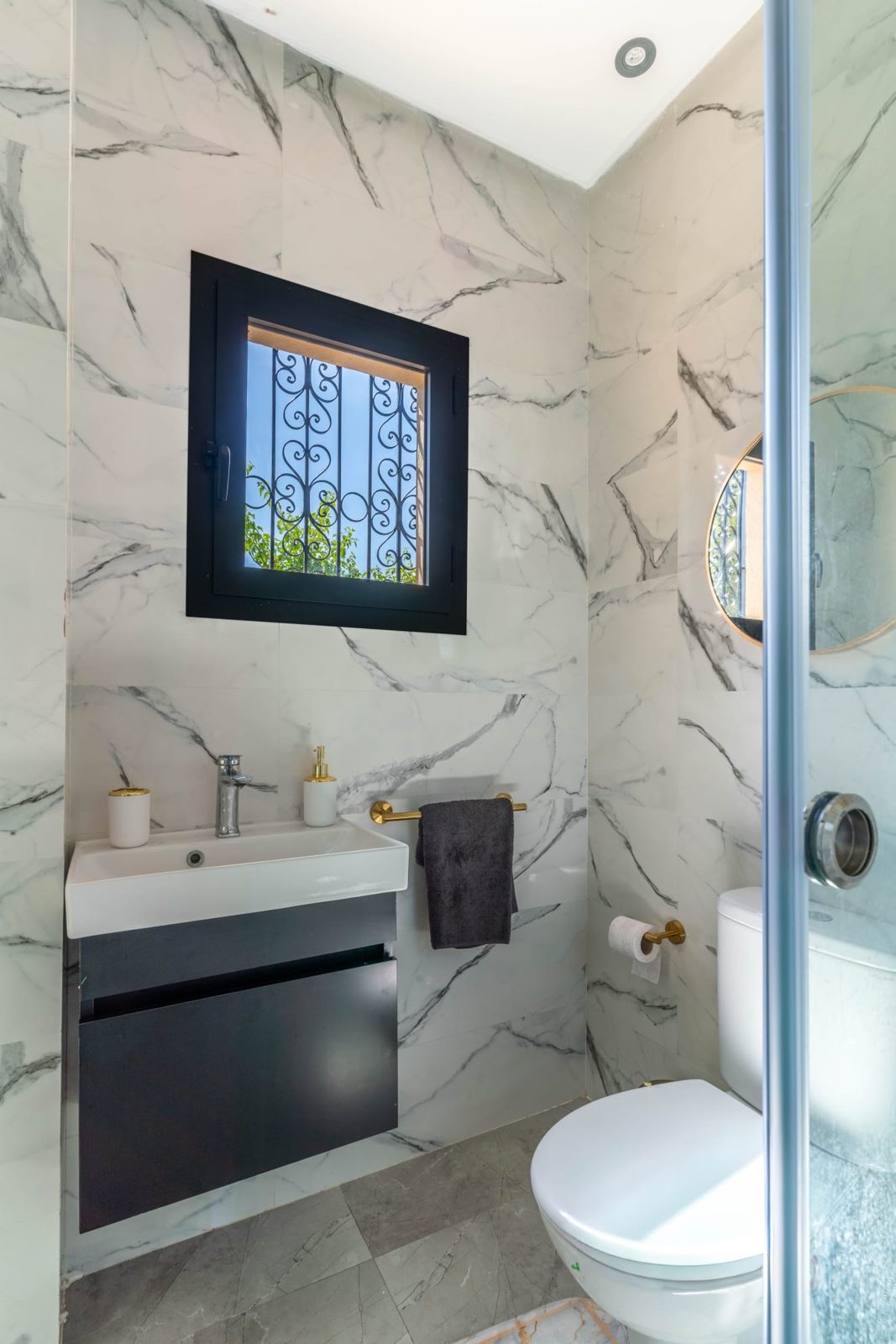 Toilet met wastafel in marmerlook — Villa Sakinah Marrakech
