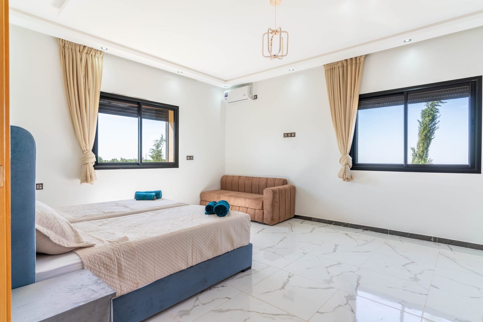 Ruime slaapkamer met zithoek — Villa Sakinah Marrakech