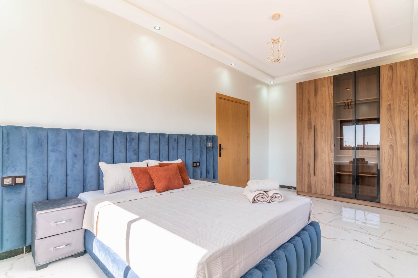 Slaapkamer met inbouwkasten — Villa Sakinah Marrakech