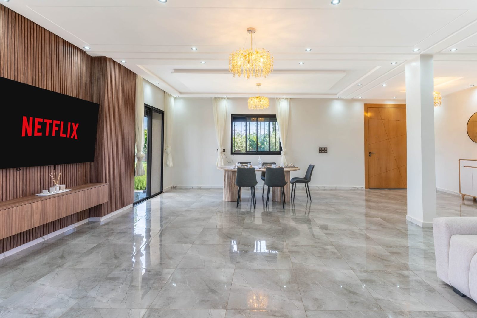 Woonkamer met groot tv-meubel — Villa Sakinah Marrakech