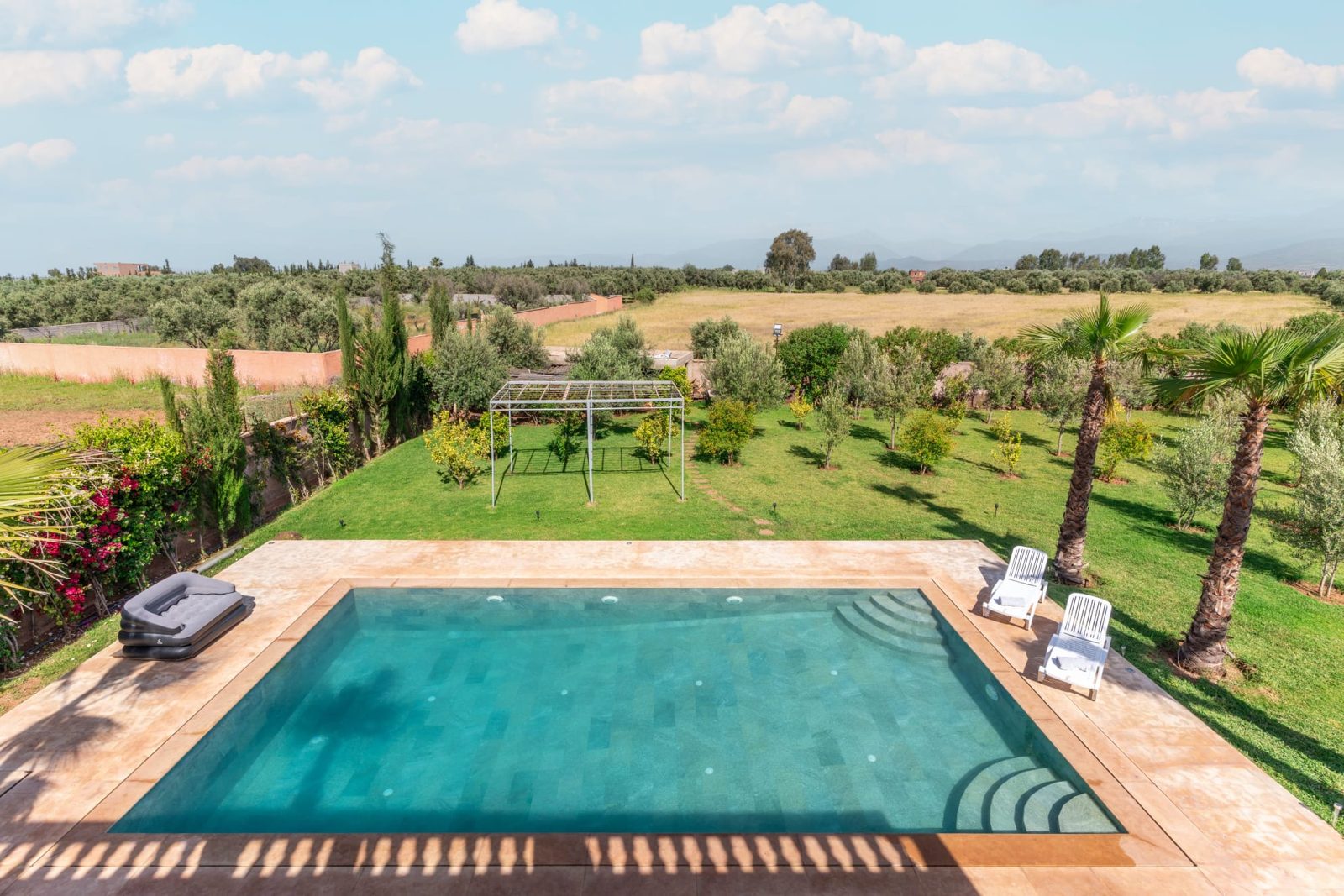 Zwembad met ligbedden en tuin — Villa Sakinah Marrakech