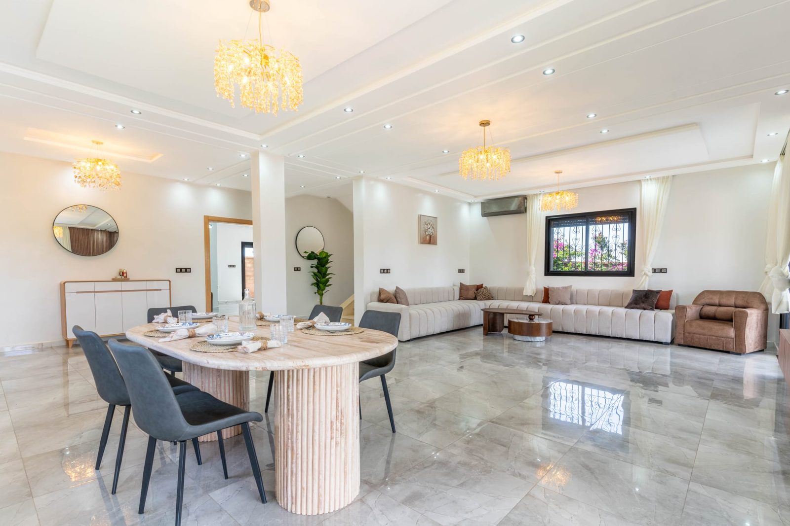 Interieur van Villa Sakinah met bank en televisie