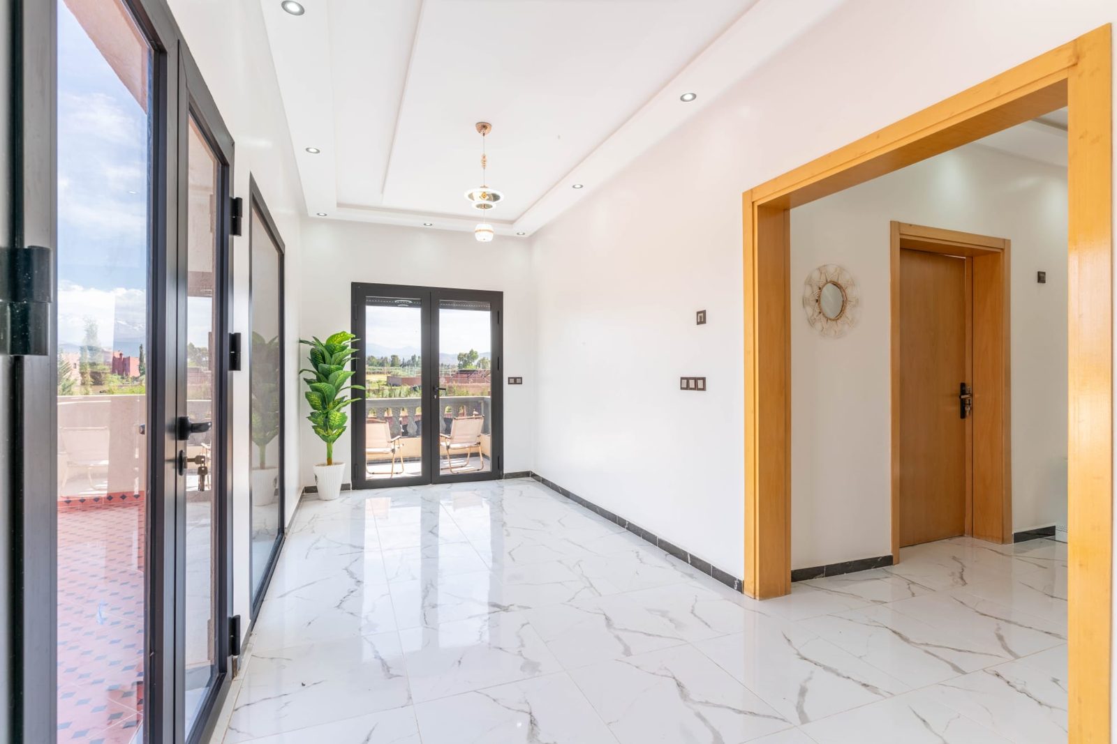 Entree met marmeren vloer — Villa Sakinah Marrakech