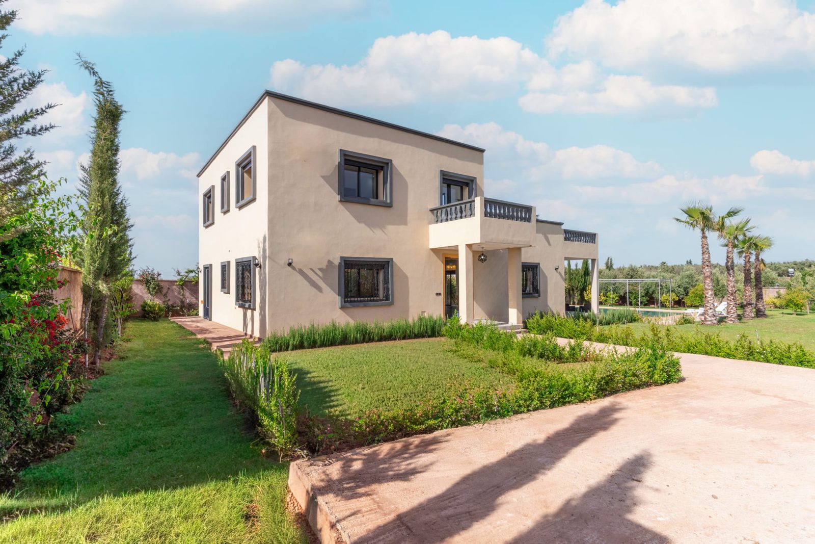 De villa gezien vanuit de tuin — Villa Sakinah Marrakech