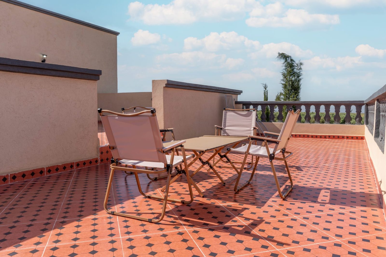 Badkamer met zwart marmer en regendouche — Villa Sakinah Marrakech