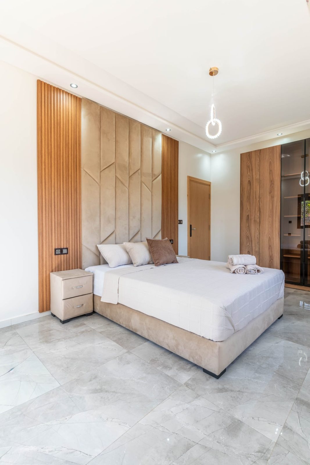 Slaapkamer met tweepersoonsbed — Villa Sakinah Marrakech