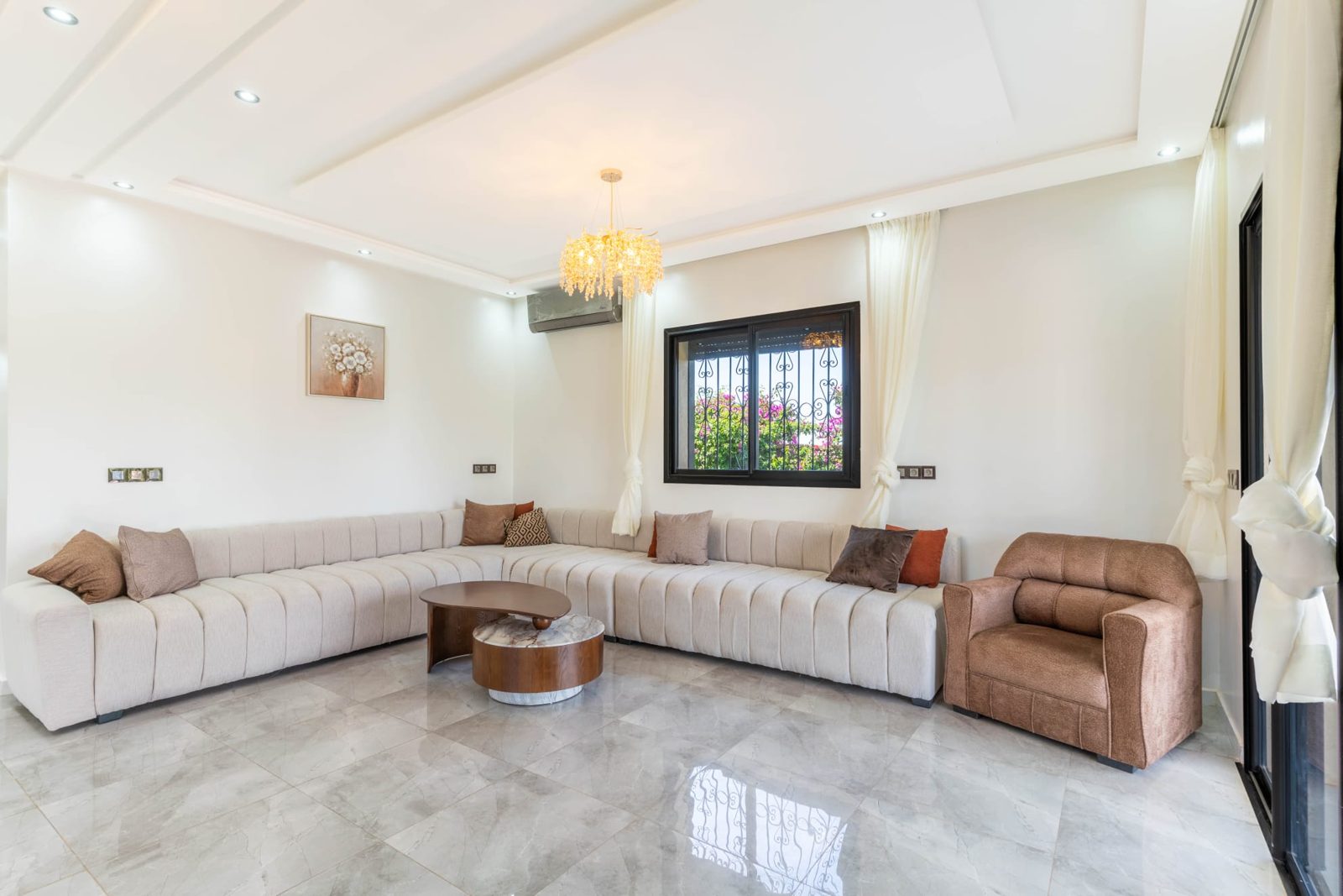 Grote hoekbank in de woonkamer — Villa Sakinah Marrakech