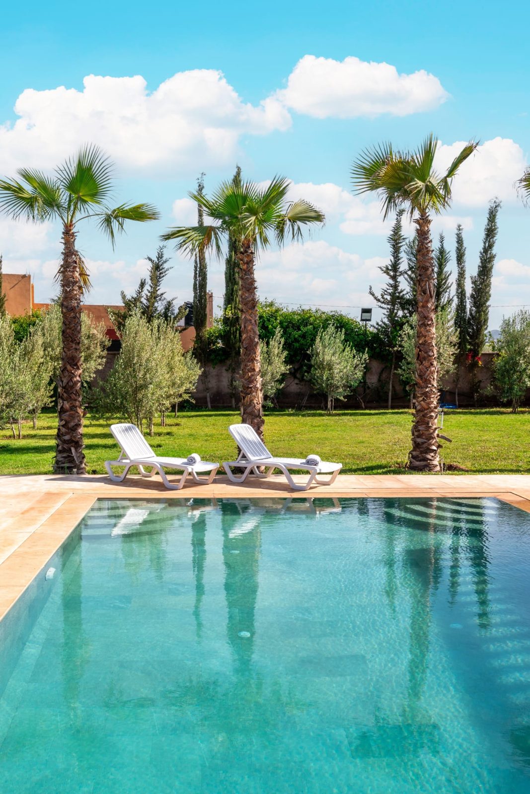 Zwembad met uitzicht op de tuin — Villa Sakinah Marrakech