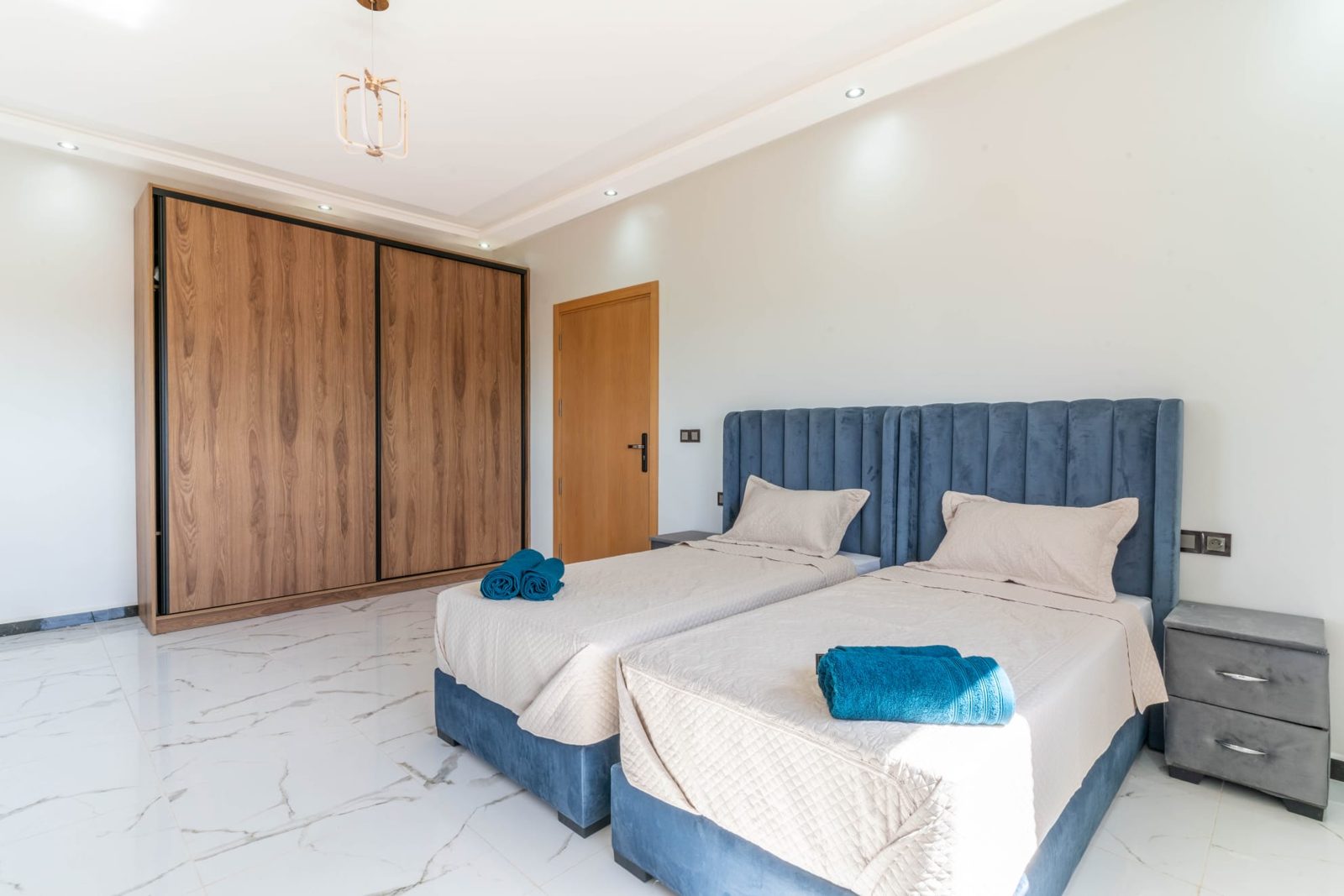 Slaapkamer met twee eenpersoonsbedden — Villa Sakinah Marrakech
