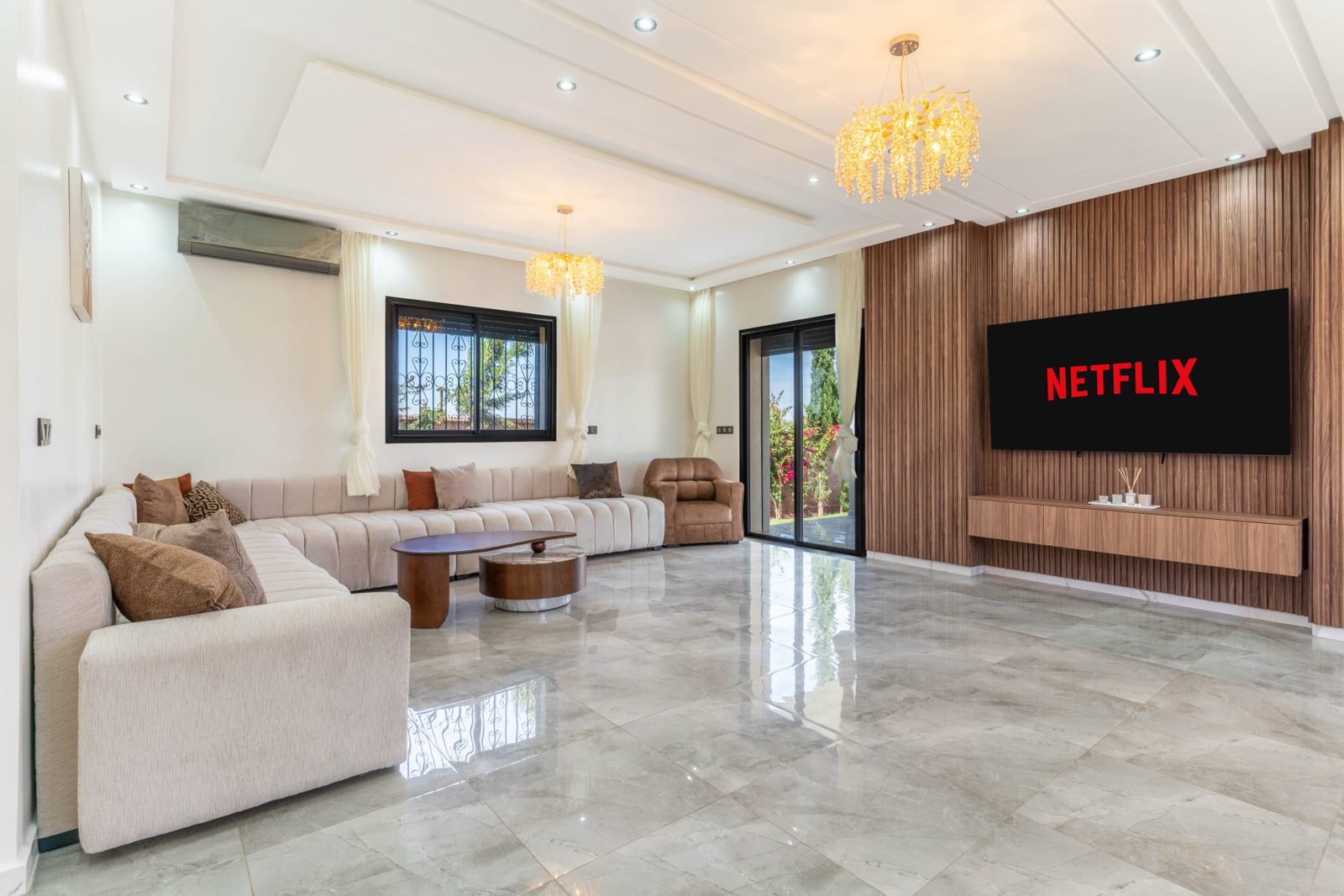 Zithoek in de woonkamer met televisie — Villa Sakinah Marrakech