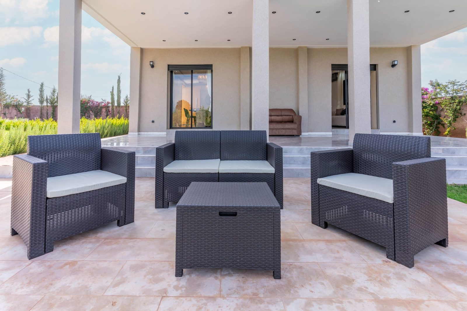Buitenlounge met zithoek bij de villa — Villa Sakinah Marrakech