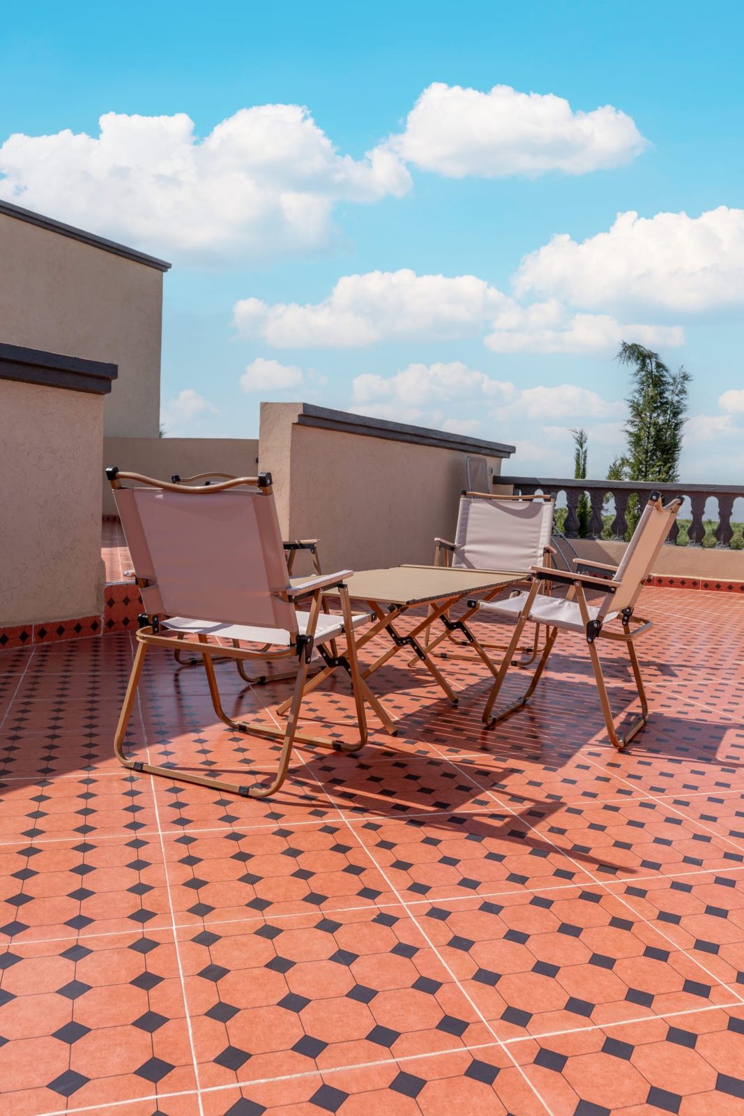 Dakterras met tafel en stoelen — Villa Sakinah Marrakech