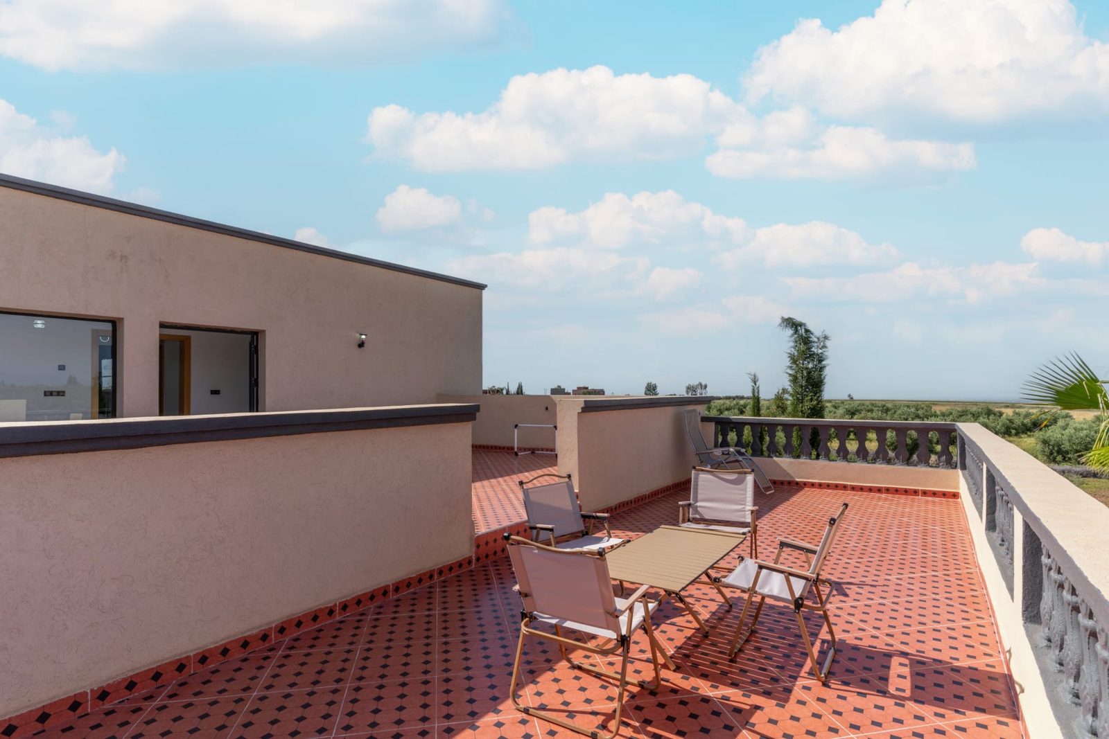 Dakterras met uitzicht over de omgeving — Villa Sakinah Marrakech