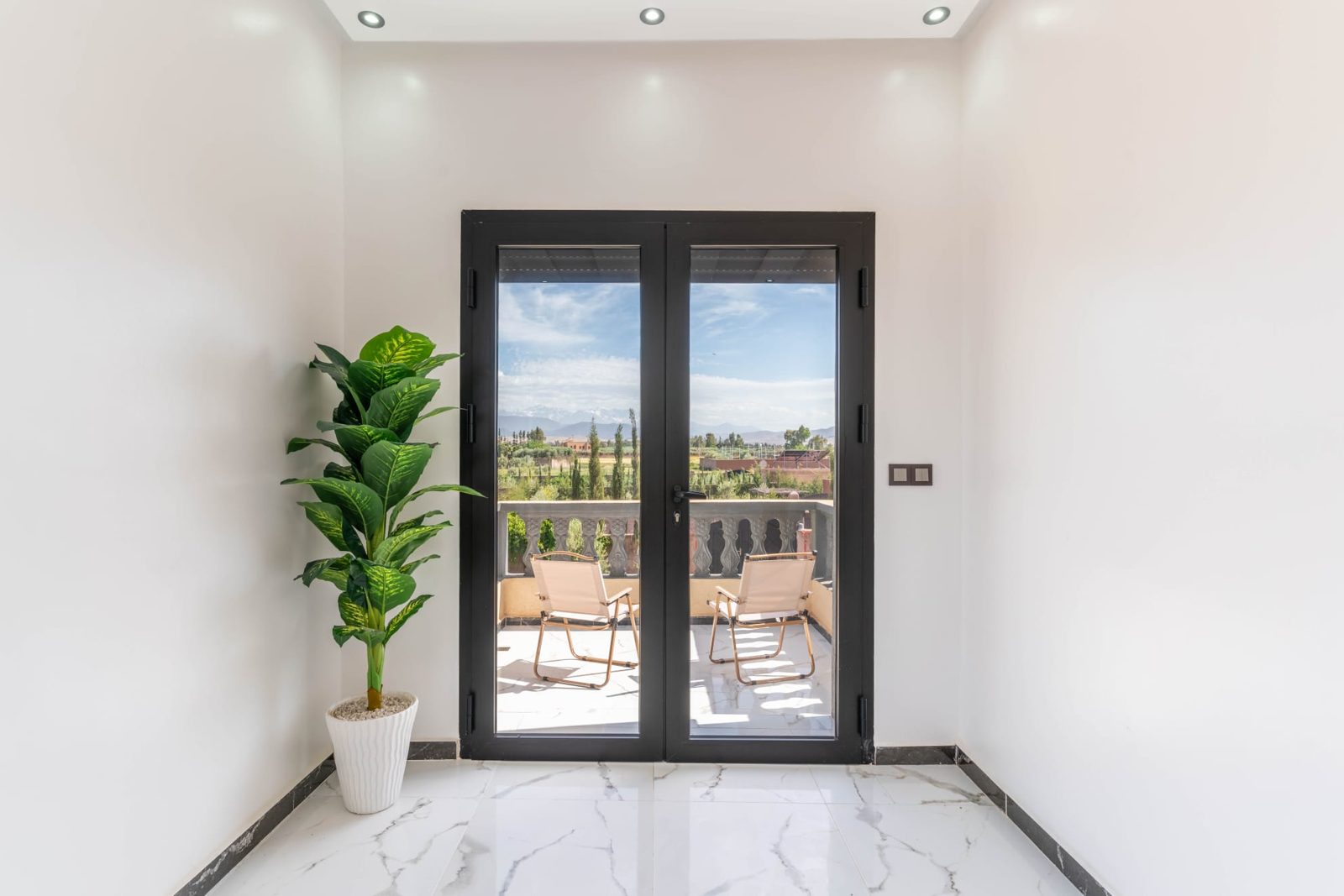 Lichte hal met toegang tot het terras — Villa Sakinah Marrakech