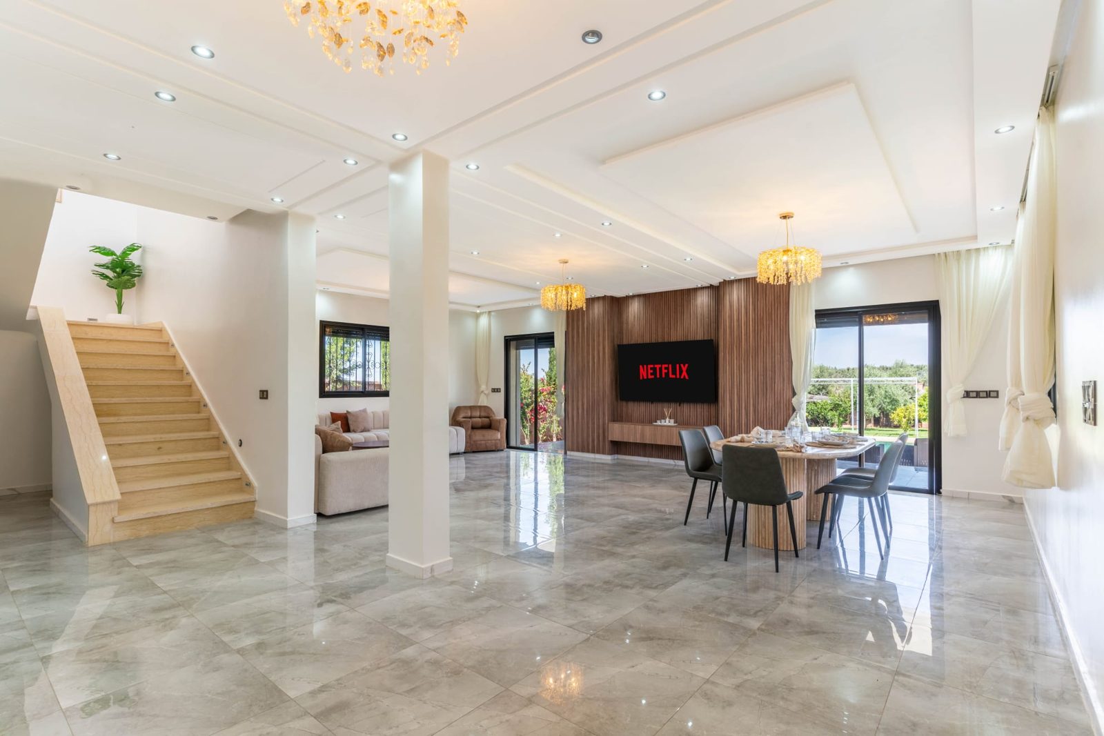 Ruime woonkamer met eethoek in Villa Sakinah Marrakech