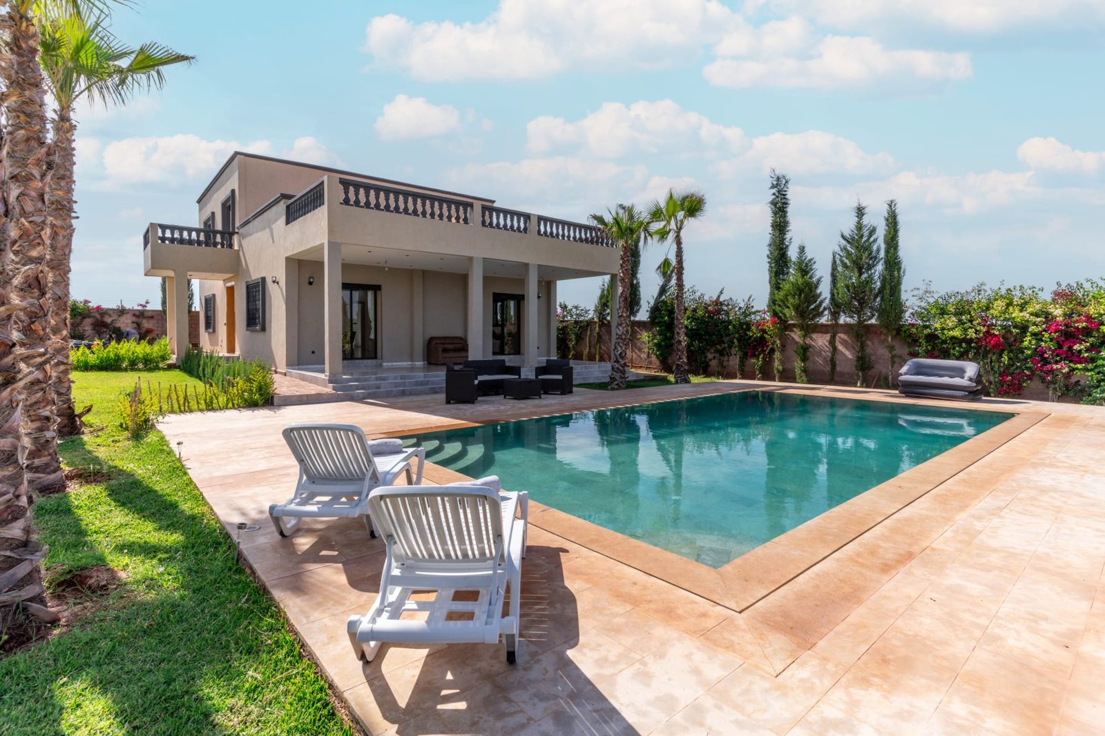 Terras en zwembad aan de zijkant van de villa — Villa Sakinah Marrakech